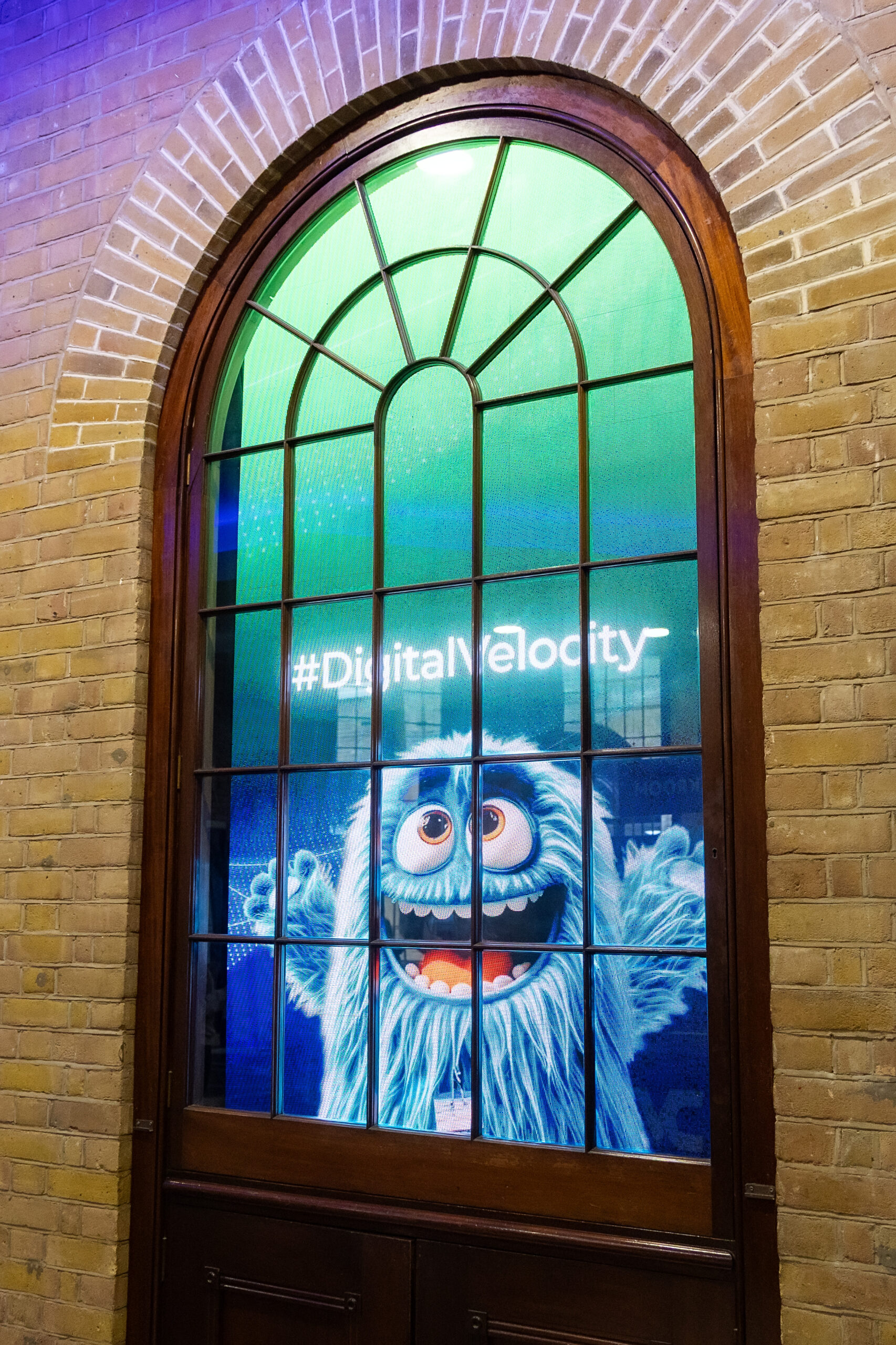 Digital signage screen